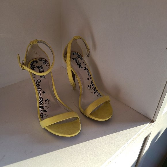 Women/Teen yellow suede heels - Picture 3 of 3